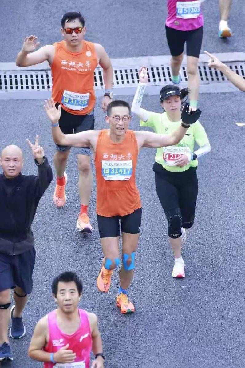 肯尼亚长跑选手夺冠，圆梦奋斗之路的简单介绍